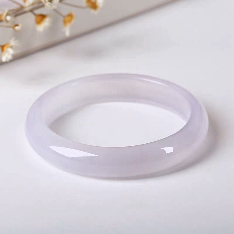 $_12.JPG?set_id=880000500F Highly Collectible - Pure White Chalcedony Bangle display picture 1